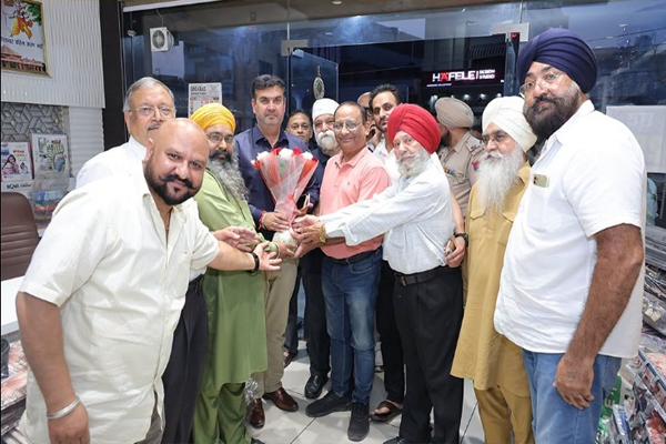 Read more about the article जालंधर के गाज़ी गुल्ला मार्केट में पहुंचे मेयर विनीत धीर, दुकानदारों से सुनीं समस्याएं, बोले- कारोबारियों को बेहतर सुविधाएं देना हमारी पहली प्राथमिकता