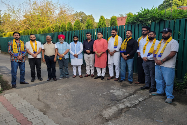 Read more about the article जालंधर नॉर्थ में भाजपा को झटका, विशाल रेरू और पंडित पवन भनोट समेत कई नेता AAP में शामिल