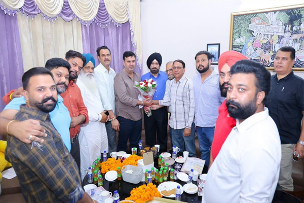 Read more about the article बैंक कॉलोनी, वार्ड नंबर-1 में लोक मिलनी के दौरान मेयर वनीत धीर ने सुनीं लोगों की समस्याएं